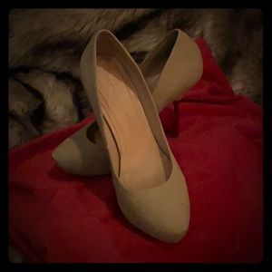 My sassy platform heels 😍🥰